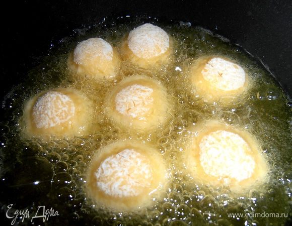 В кастрюльке с толстым дном наливаем и разогреваем масло (у меня оливковое для жарки, оно не "горит") и осторожно опускаем по шарику, чтобы им было не тесно!