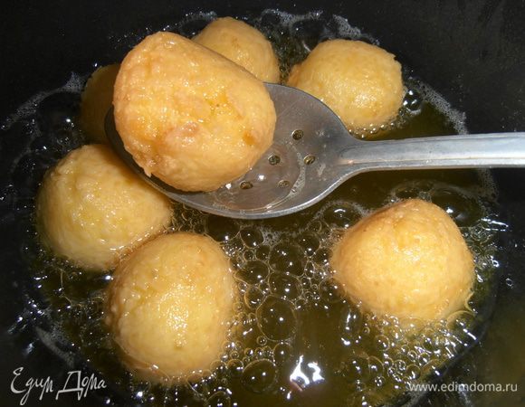 А затем вынимаем "дырявой" ложкой (у меня ещё советская!) готовые шарики.