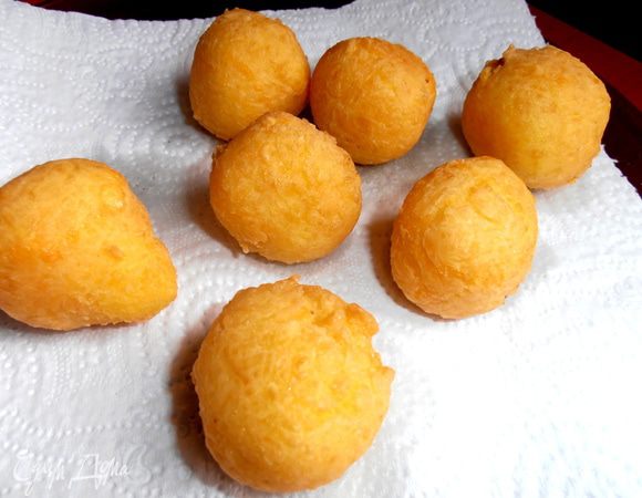 Тут отлично подойдёт поговорка "подстелить соломку"... в данном случае - салфетку для стекания излишков масла!