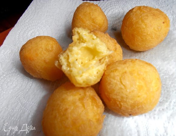 Этот шарик я разодрала прямо с кипящей серединкой, "сырной лавой" так сказать... Впоследствии серединка схватывается при остывании и структура меняется, становится как у пончика!