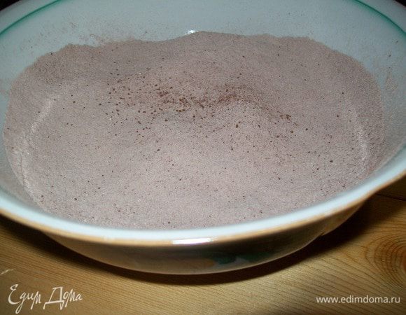 Муку с какао соединить, хорошо перемешать и просеять.