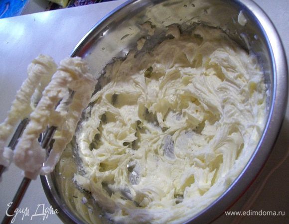 В отдельной чаше взбить масло миксером, пока не станет пышной белой массой.
Добавить сахарную пудру и соль, продолжать взбивать 2-3 минуты.