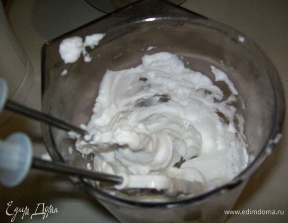 В другой чаше взбить белки до устойчивых пик.