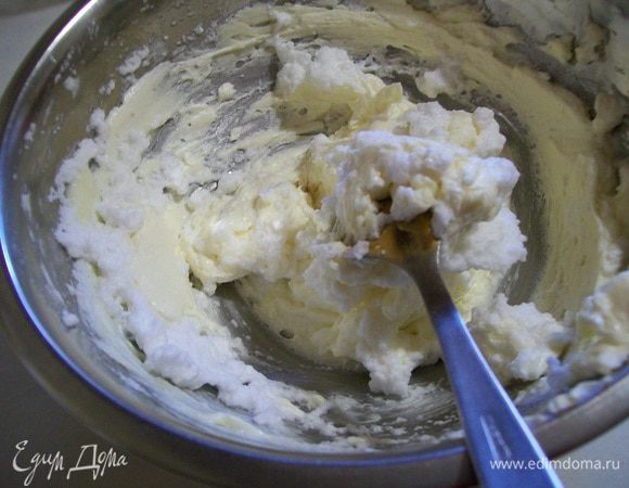 Аккуратно частями добавлять белки  к маслу, перемешивая СНИЗУ ВВЕРХ ложкой ( НЕ ВЗБИВАТЬ) , что бы не разрушить воздушную текстуру белков.