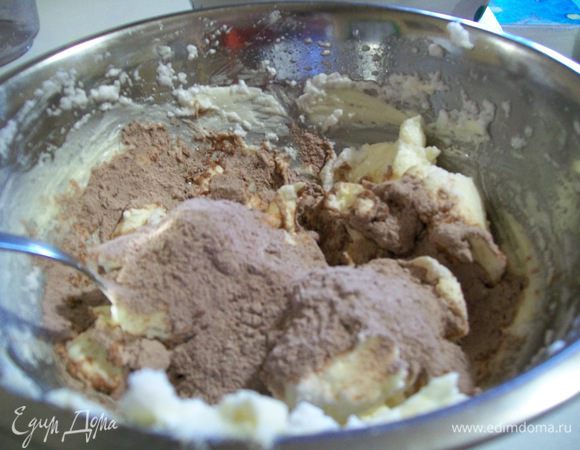 Тае же частями добавить муку с какао и тоже аккуратно СНИЗУ ВВЕРХ перемешивать, НЕ ВЗБИВАТЬ ! 