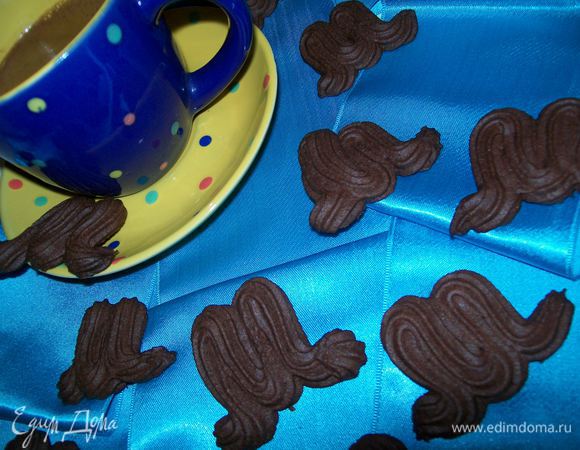 Готовое печенье переложить и дать остыть . 
Без зазрения совести-очень вкусно. 