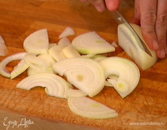 Лук почистить и порезать тонкими полукольцами.