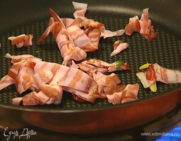 Бекон нарезать небольшими кусочками и обжарить на сухой сковороде до золотистого цвета.