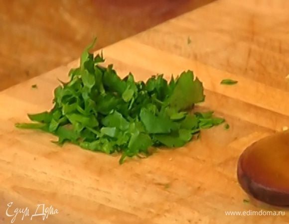 Петрушку нарезать, добавить к макаронам и перемешать.