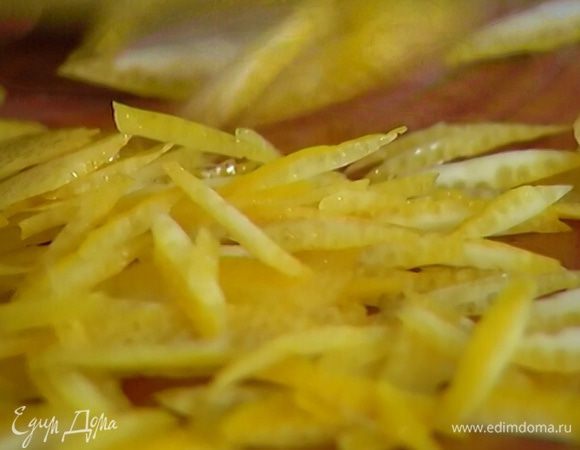 С лимона срезать цедру и мелко ее порубить.