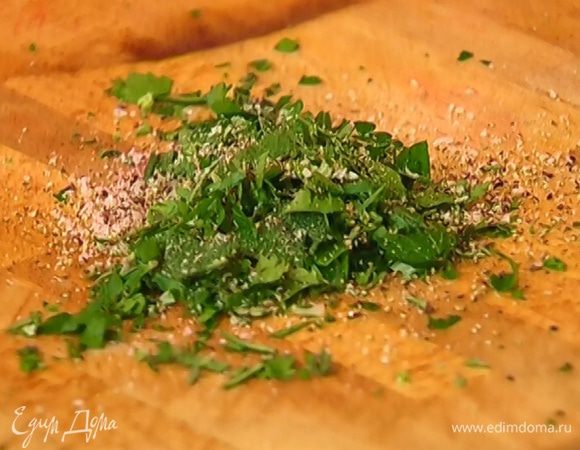 Добавить лимонную цедру, лаванду и предварительно размягченное сливочное масло, все перемешать.