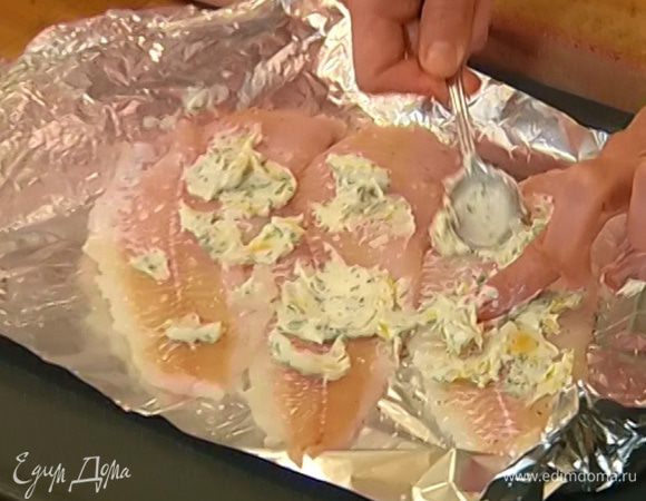 Противень выстелить фольгой, выложить филе рыбы, посолить, поперчить и смазать маслом с травами.