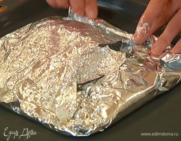 Соединить края фольги, скрепить их, чтобы получился карман,  и отправить рыбу в разогретую духовку на 10–12 минут.
