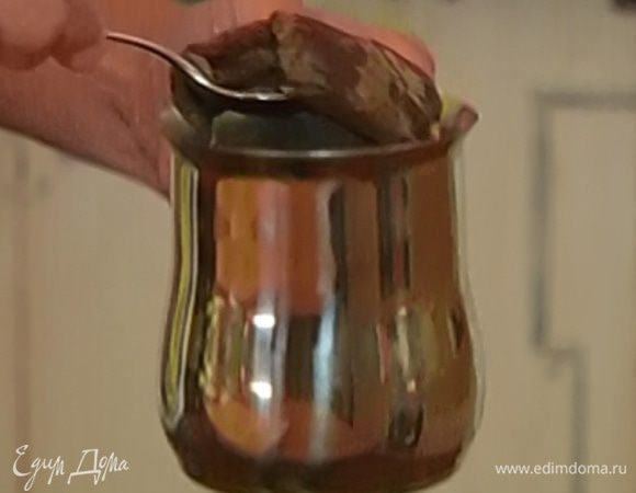 Чайные пакетики залить 300 мл кипятка и дать постоять. Когда чай заварится, пакетики вынуть.