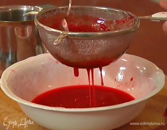 Размороженную малину соединить с сахаром, взбить в блендере в однородную массу и дать ей постоять. Когда сахар полностью растворится, протереть массу через сито.