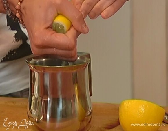 Из лимона выжать сок.