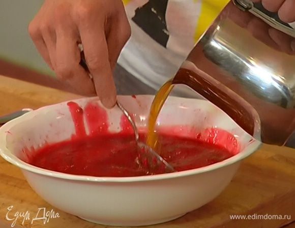 Чай с желатином влить в малиновую массу и еще раз перемешать.