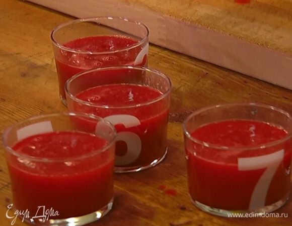 Разлить желе в прозрачные емкости и отправить в холодильник на 3–4 часа.