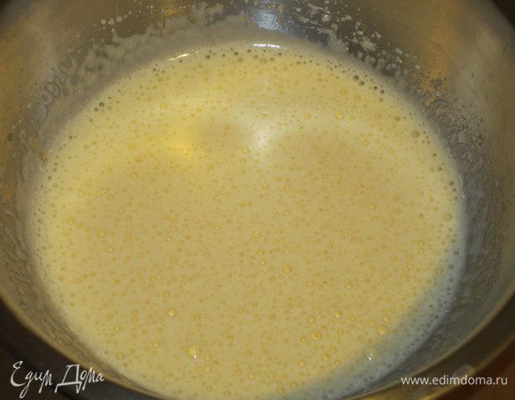 Взбейте яйца с сахаром и щепоткой соли до получения массы светлого цвета.