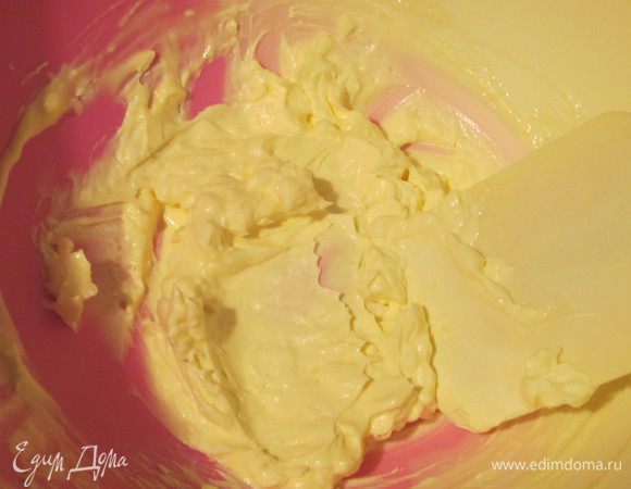 Маскарпоне разотрите ложкой, введите 2–3 ст. л. яичной смеси, перемешайте.