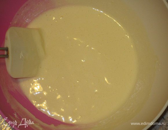 Добавьте оставшуюся яичную массу и аккуратно перемешайте.