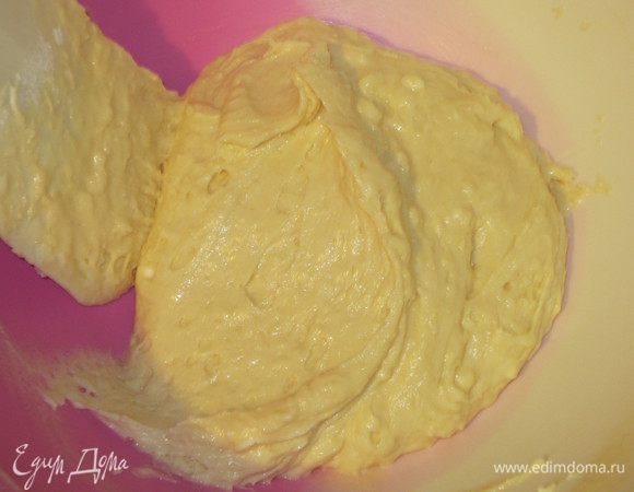 Муку просейте с ванилином и разрыхлителем, введите в массу, слегка перемешайте.