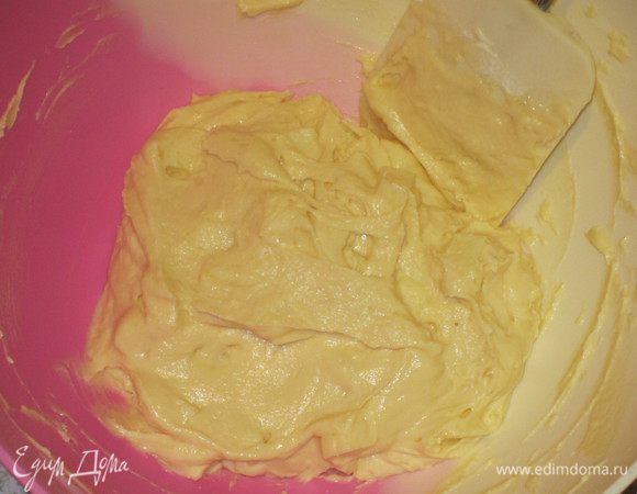 Яблоки нарежьте кубиками и добавьте в тесто, перемешайте.