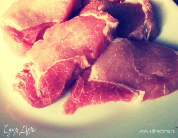 Карбонад помойте и промокните бумажным полотенцем. Нарежьте на кусочки шириной около 1,5 см.