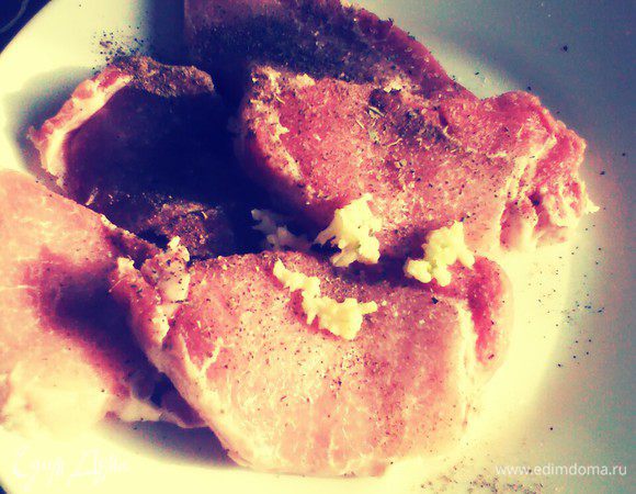 Посолите, поперчите, добавьте к мясу измельченный укроп и базилик. Оставьте на 15 минут.