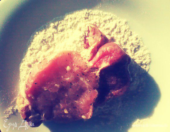 Обваляйте в муке.