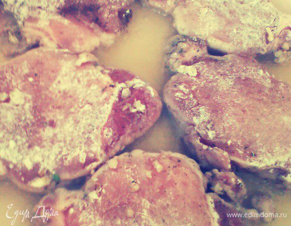 Жарьте с каждой стороны по 2 минуты. Благодаря тому, что мы жарим мясо в муке, образуется корочка, она сохраняет сок внутри и мясо остается сочным.