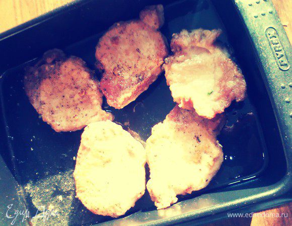 Поставьте свинину в духовку на 10 минут и подавайте на стол.