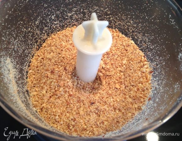 Миндаль обжарить и измельчить в блендере...