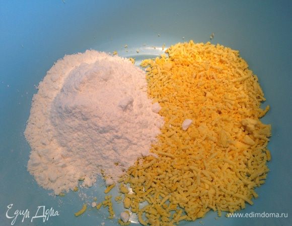 Желтки натереть на терке, добавить сахарную пудру...