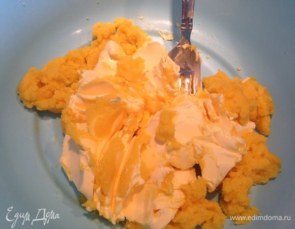 Добавить размягченное сливочное масло, хорошо вымешать...