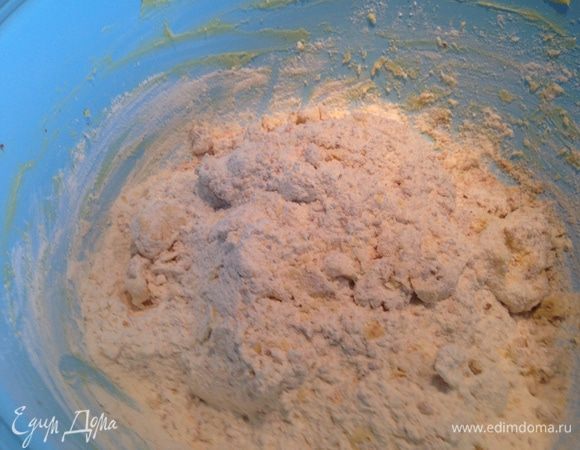 Добавить муку и молотый миндаль. замесить тесто...