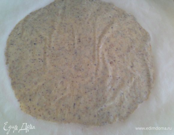 Раскатать тесто очень тонко между 2 листами бумаги для выпечки...