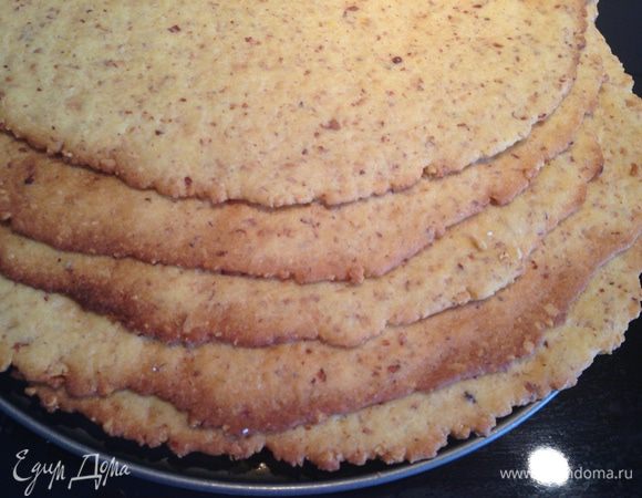 Выпекать коржи в разогретой до 170 градусов духовке. Коржи пекутся очень быстро, буквально до 5 минут. Остудить. Получаются очень тонкие и хрупкие...