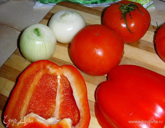 Неотъемлемым элементом любой паэльи является специальная сковородка «паэлья», но вы можете использовать обычную глубокую и большую сковороду или вок, как я. Сперва поместим сковородку на плиту, в разогретый вок добавим оливковое масло. В сковородку отправляется лук. Очень важно поджарить его до золотистой корочки. Далее следует нарезанный перец, а потом томат и стручковая фасоль.