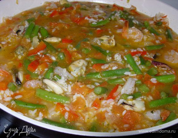 Время для рыбного бульона, который вливаем в паэлью.