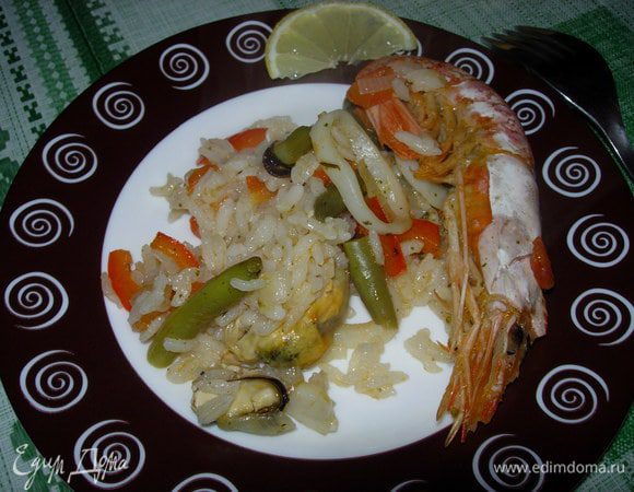 Готовое блюдо сбрызнуть белым вином и полить соусом "Сальса". При подаче блюдо необходимо украсить дольками лимона. Наслаждаться паэльей ни в коем случае нельзя в одиночестве, пригласите за стол ваших родных и близких и почувствуйте себя на берегу солнечной Испании... Bon apetito!