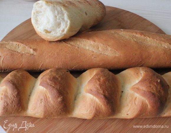 Дрожжи перемешать с ложкой (20 г) муки и 3 г сахара и всыпать в теплую 45С воду (100 мл). Перемешать и оставить в покое.
Половину муки и все остальные ингредиенты, кроме соли, перемешать и взбить, на средней скорости миксера 3 минуты. Всыпать остальную муку, влить дрожжи. Замесить мягкое тесто. Посыпать солью и оставить в покое на 15 минут.
Затем интенсивно вымешать. Оставить подходить на час-полтора при 30С.
Выложила на припыленную мукой поверхность тесто, подмесила, сложила несколько раз и поставила подходить при комнатной температуре еще минут на 40-50.