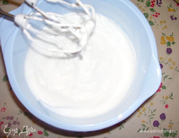 5 белков взбить с 200 г сахара до устойчивой пены. 