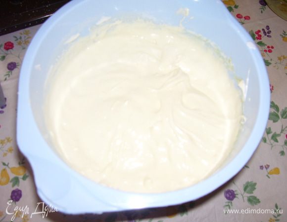 5 желтков немного взбить венчиком и соединить с взбитыми белками, всыпать просеянную муку, осторожно перемешать лопаткой снизу вверх. 