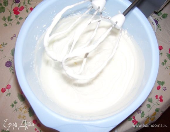 Взбить сливки.