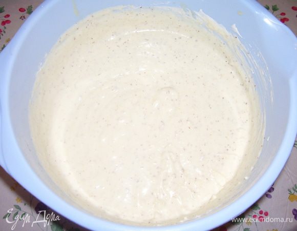 В взбитые желтки с сахаром ввести растопленный шоколад, сливочное масло, взбитые сливки, ликер «Бейлис», измельченный миндаль.  