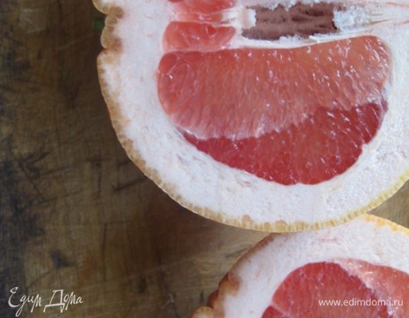 Снять цедру с грейпфрута и выжать сок.