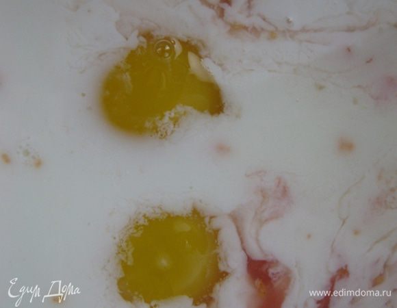 Взбить вместе молоко, 2 желтка, сок и цедру грейпфрута и лимона.