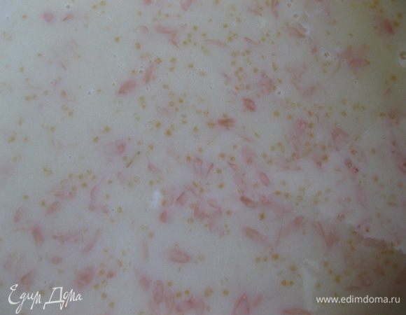 Влить массу из яиц, молока и сока к смеси из муки, сахара и соли.