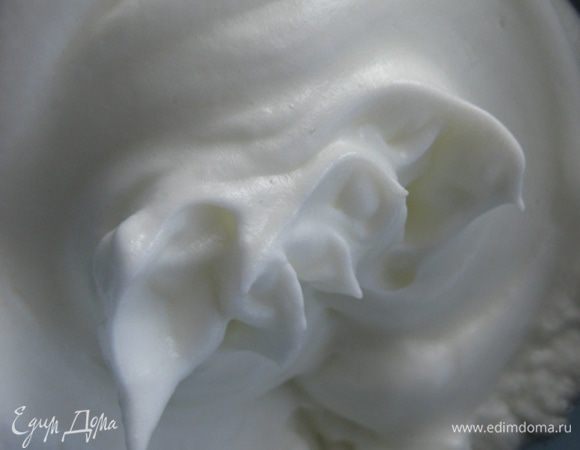 Белки взбить до жёстких пиков.